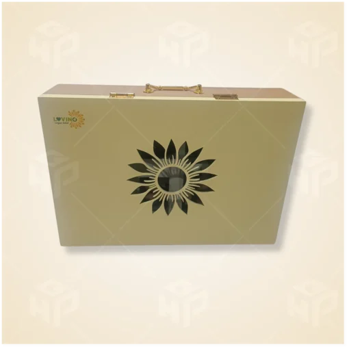 Hộp gỗ MDF đựng quà tặng, sơn màu vàng kem, hoạ tiết cắt laser tinh tế, bản lề khóa chắc chắn, logo in UV sang trọng.