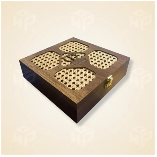 Hộp gỗ MDF kết hợp mây tre đan, nắp mở bản lề khóa, hoạ tiết cắt laser rỗng và khắc laser tinh tế.